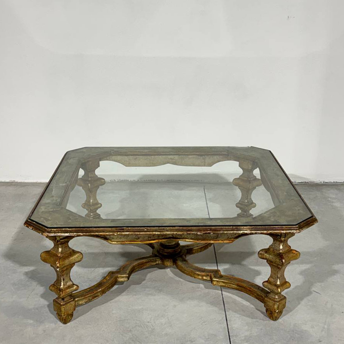 Tavolino basso in legno dorato stile Luigi XIV con piano in vetro