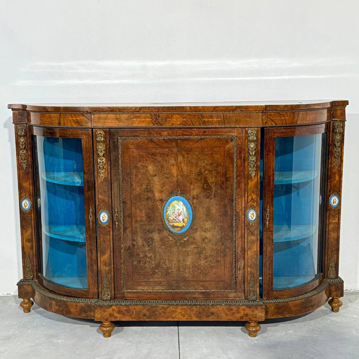 Elegante credenza vittoriana a tre porte con una placca di Sèvres-photo-1
