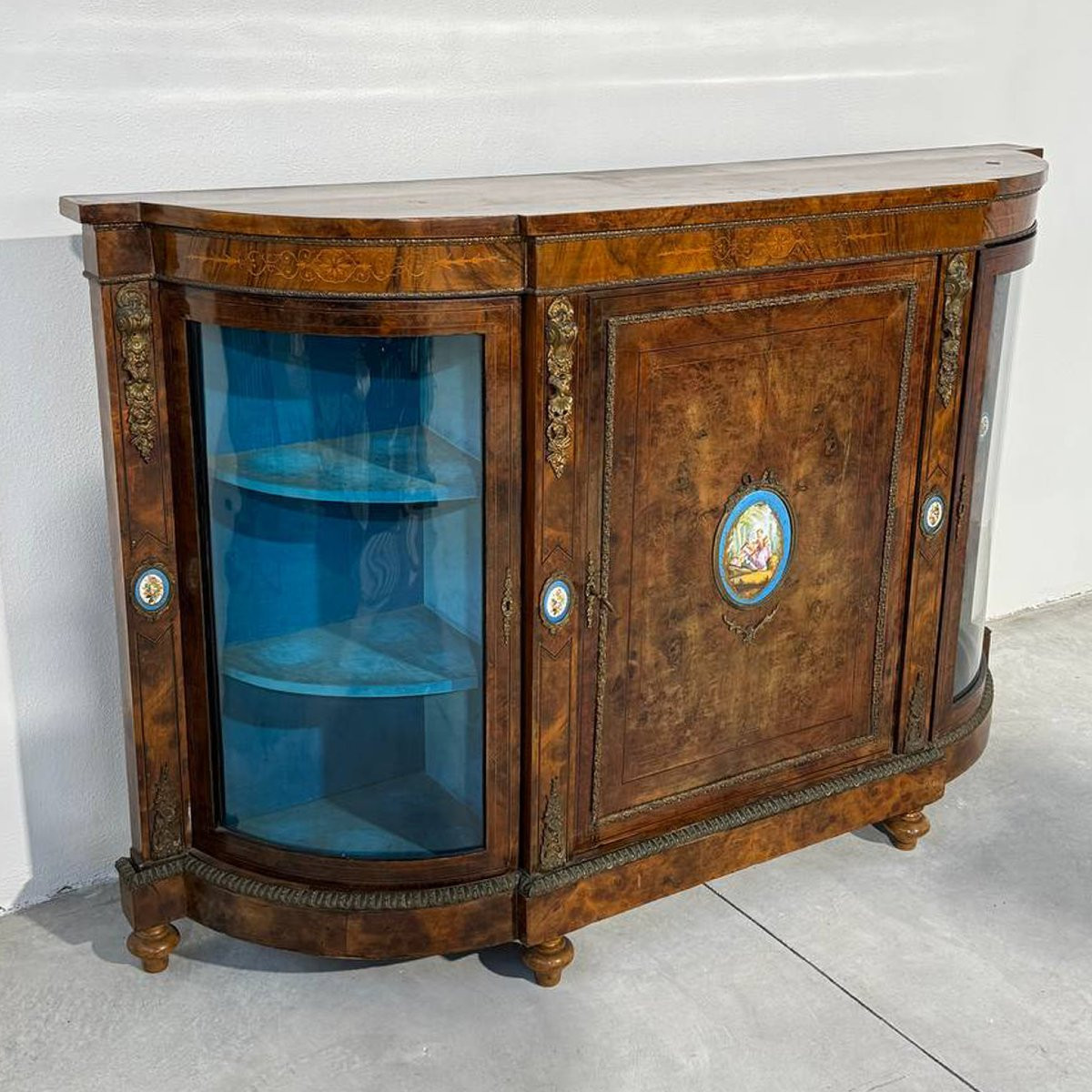 Elegante credenza vittoriana a tre porte con una placca di Sèvres-photo-2