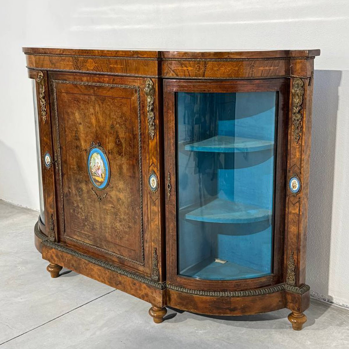 Elegante credenza vittoriana a tre porte con una placca di Sèvres-photo-3