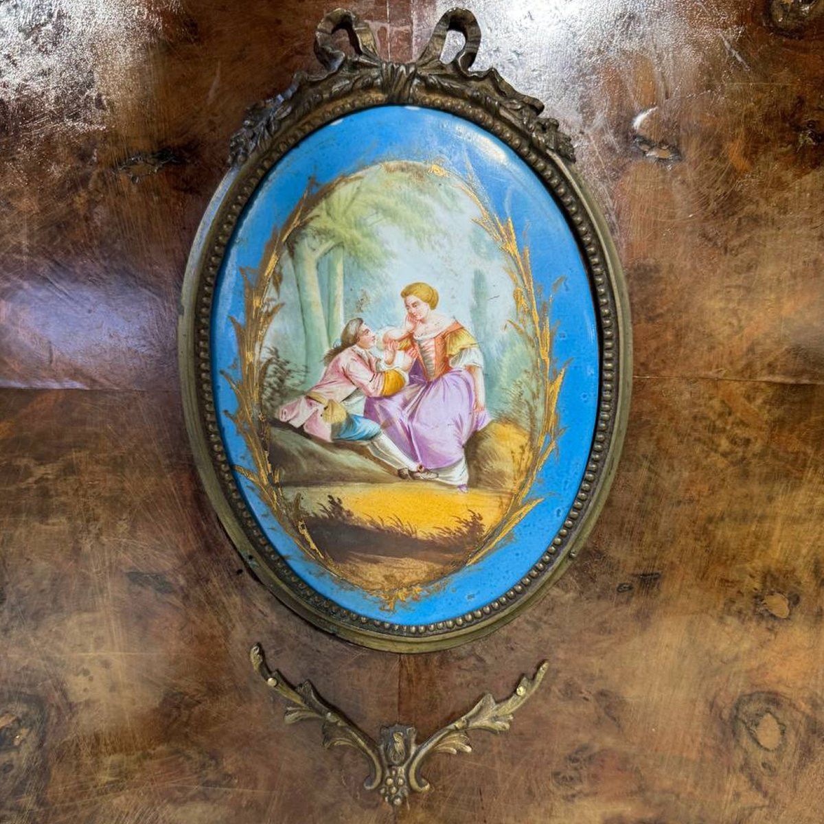 Elegante credenza vittoriana a tre porte con una placca di Sèvres-photo-4