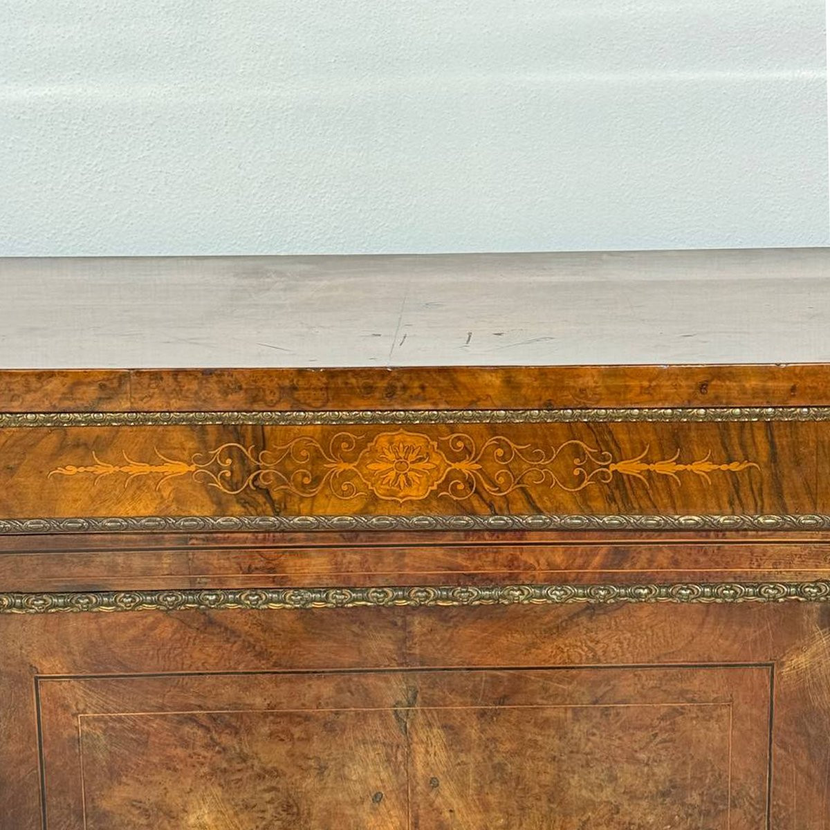 Elegante credenza vittoriana a tre porte con una placca di Sèvres-photo-8