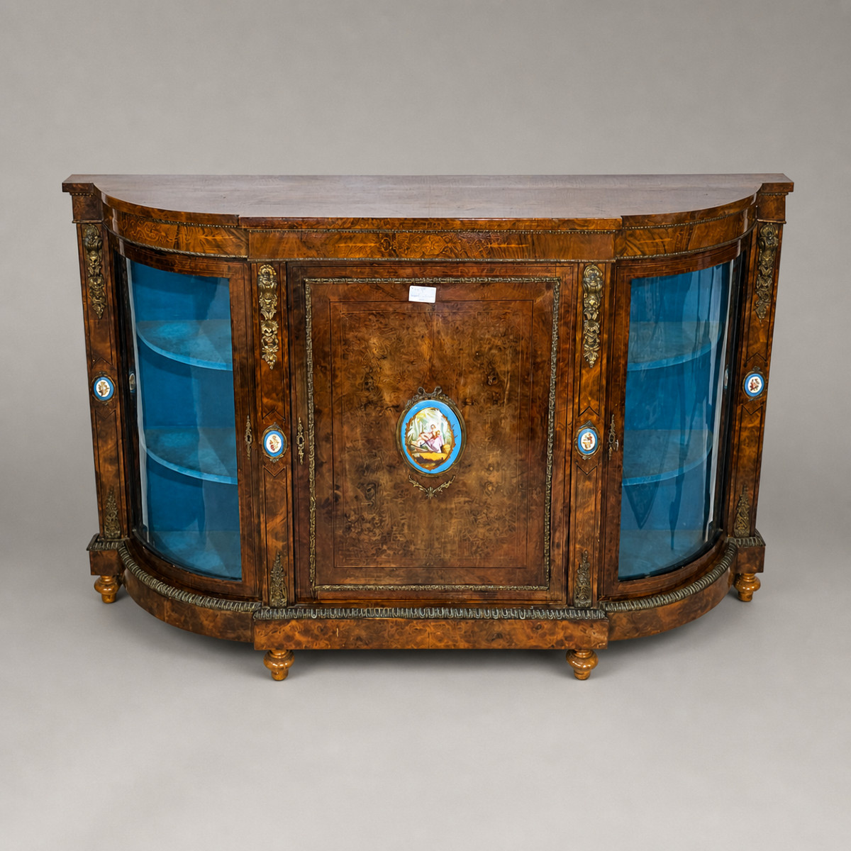 Elegante credenza vittoriana a tre porte con una placca di Sèvres