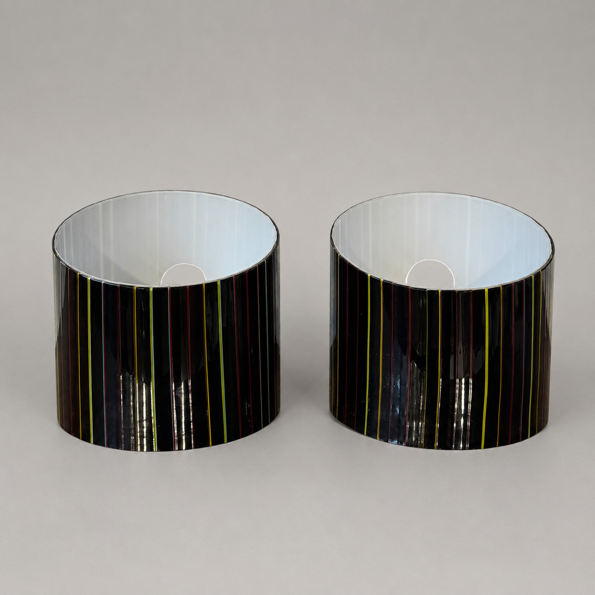 Coppia di applique in vetro di Murano nero con decori policromi