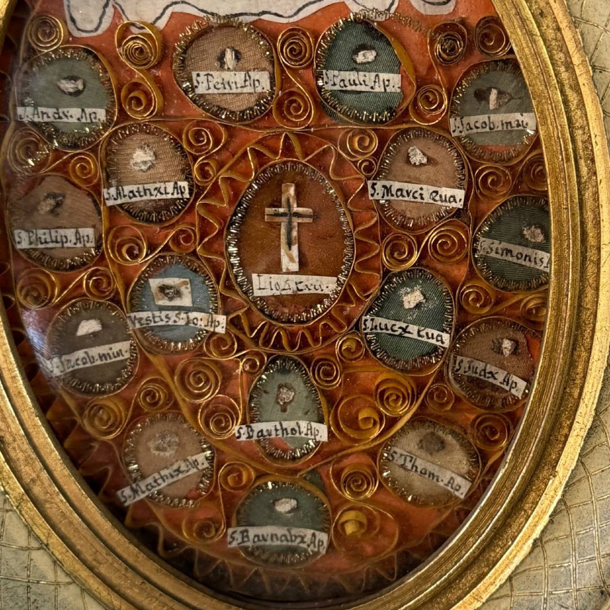 Raro reliquiario ovale con reliquie di Apostoli ed Evangelisti e sigillo in ceralacca-photo-1