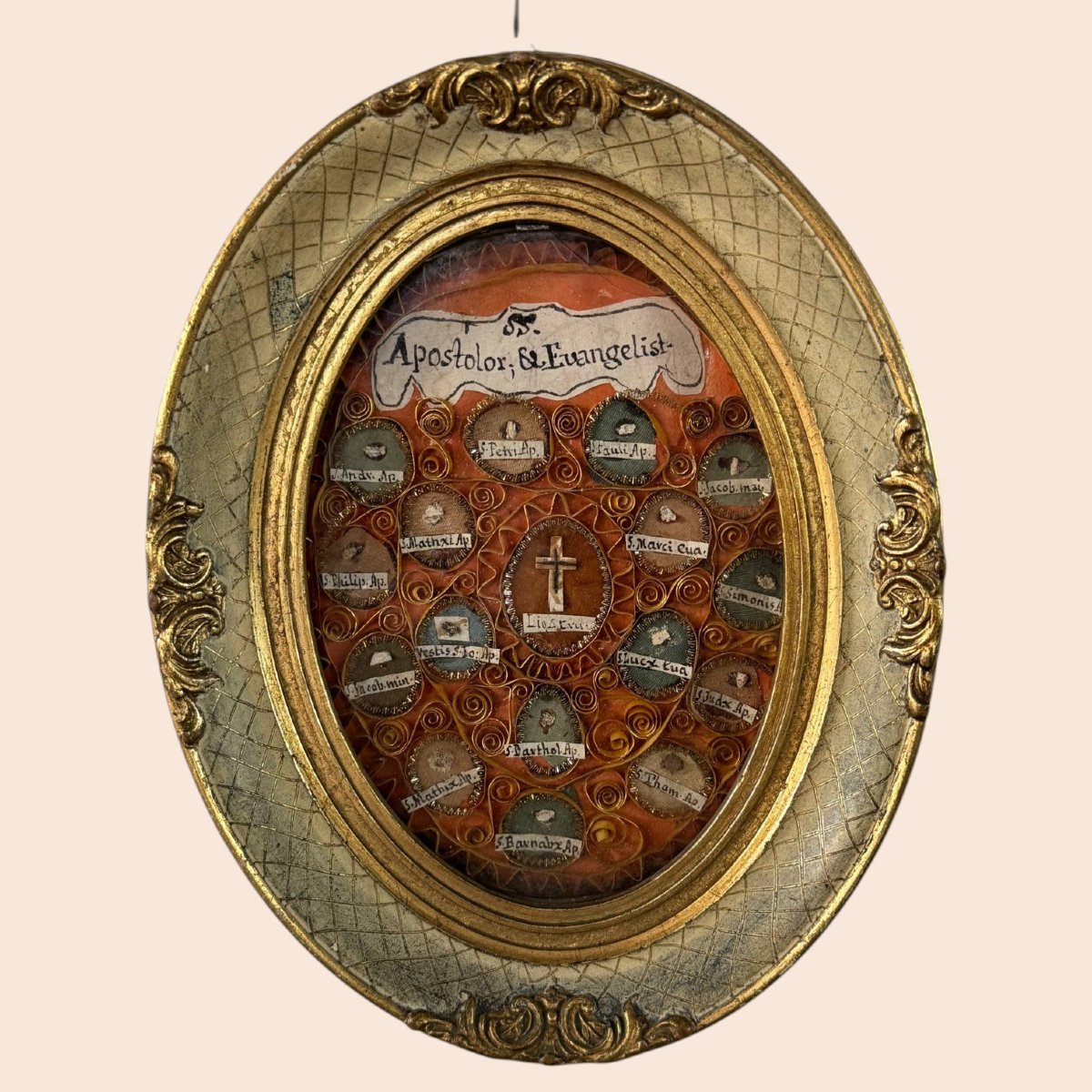Raro reliquiario ovale con reliquie di Apostoli ed Evangelisti e sigillo in ceralacca