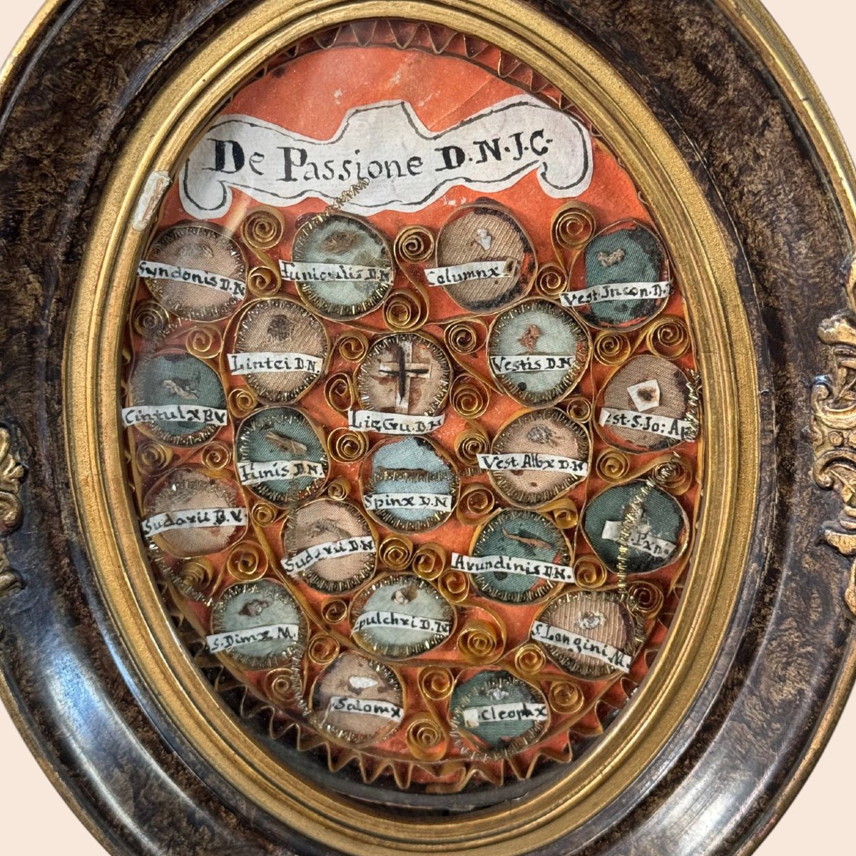 Raro reliquiario ovale con reliquie della Passione di Cristo e sigillo in ceralacca-photo-2