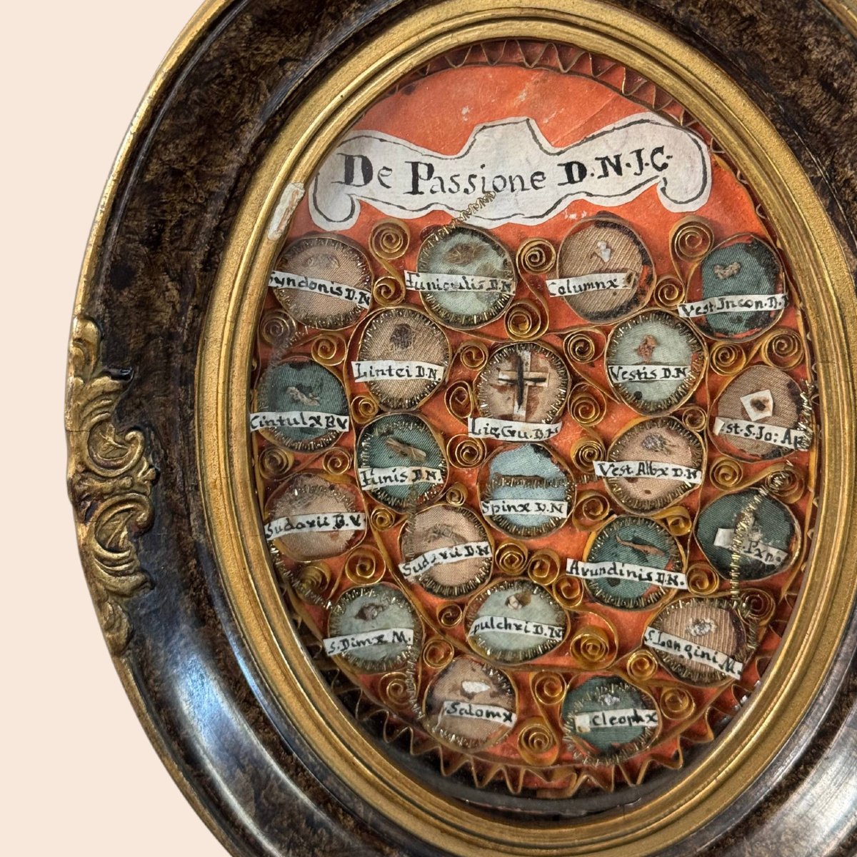 Raro reliquiario ovale con reliquie della Passione di Cristo e sigillo in ceralacca-photo-3