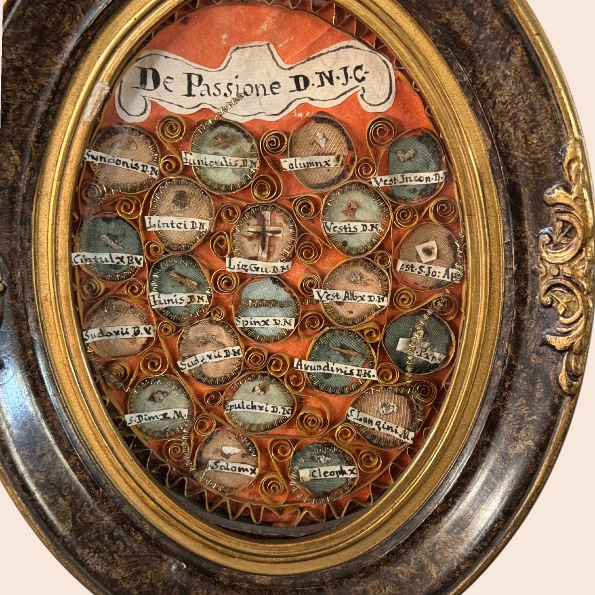 Raro reliquiario ovale con reliquie della Passione di Cristo e sigillo in ceralacca-photo-1