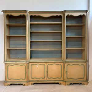 Grande libreria in legno laccato in stile veneziano.