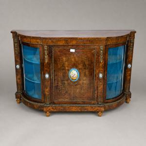 Elegante credenza vittoriana a tre porte con una placca di Sèvres