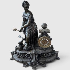 Importante Orologio da Tavolo con Allegoria Marina in Antimonio