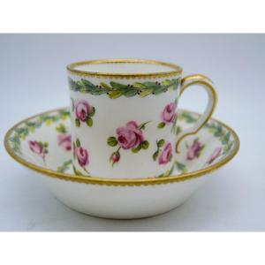 Cup With Roses Decor In Sèvres Porcelain Around 1760