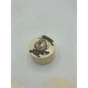Beautiful Japanese Ivory Box