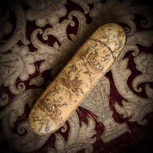 A Martin Varnish Spectacle Case Decorated With Chinoiserie, Pagodas And Figures, 18th Century