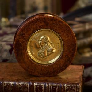 Circular Box In Burr Wood And Gilded Brass With Medal-style Portrait Of Louis XVIII, Early 19th Century
