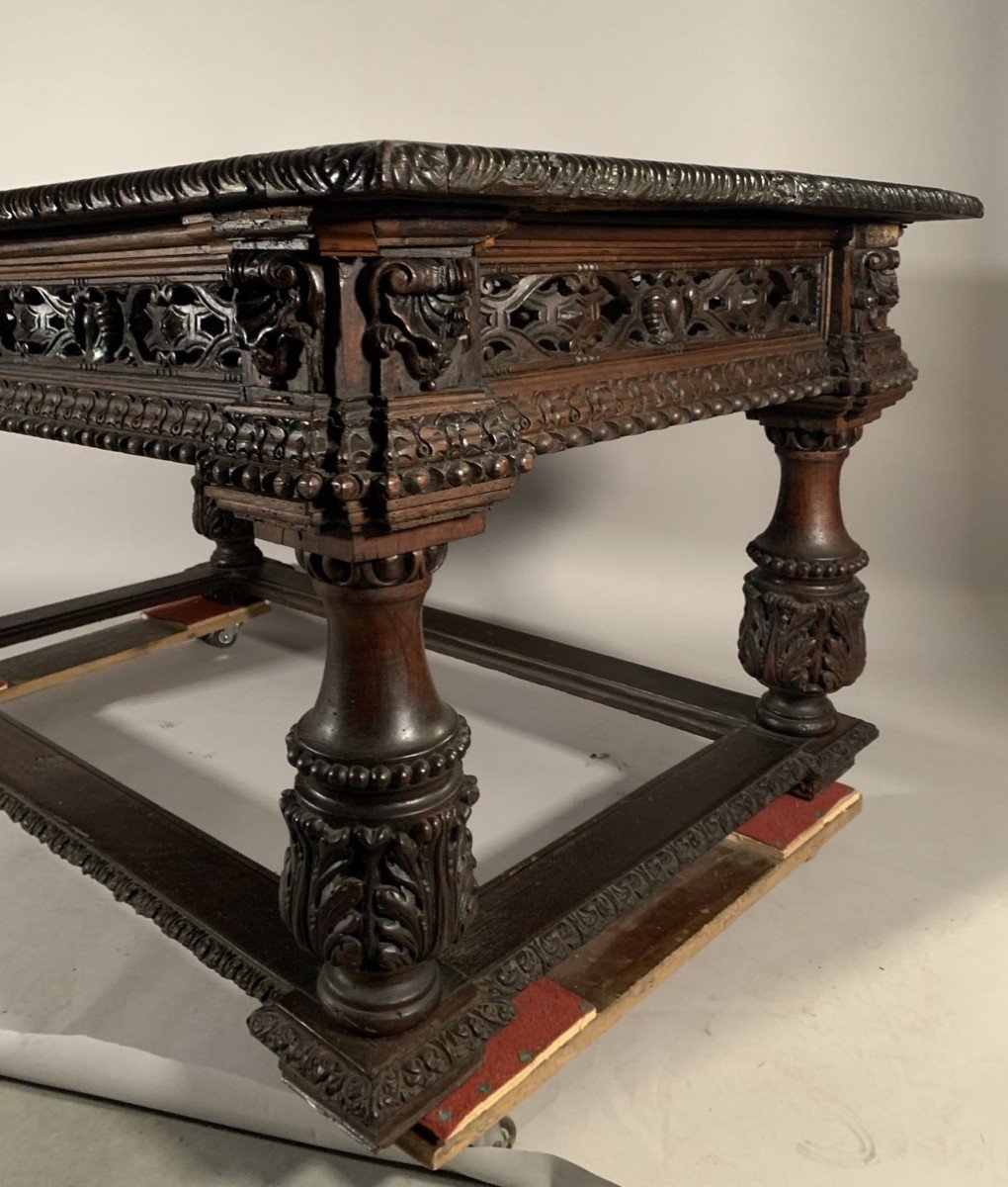 Grande tavolo scrittorio in legno intagliato. Europa centrale, fine XVI - inizi XVII sec.-photo-1