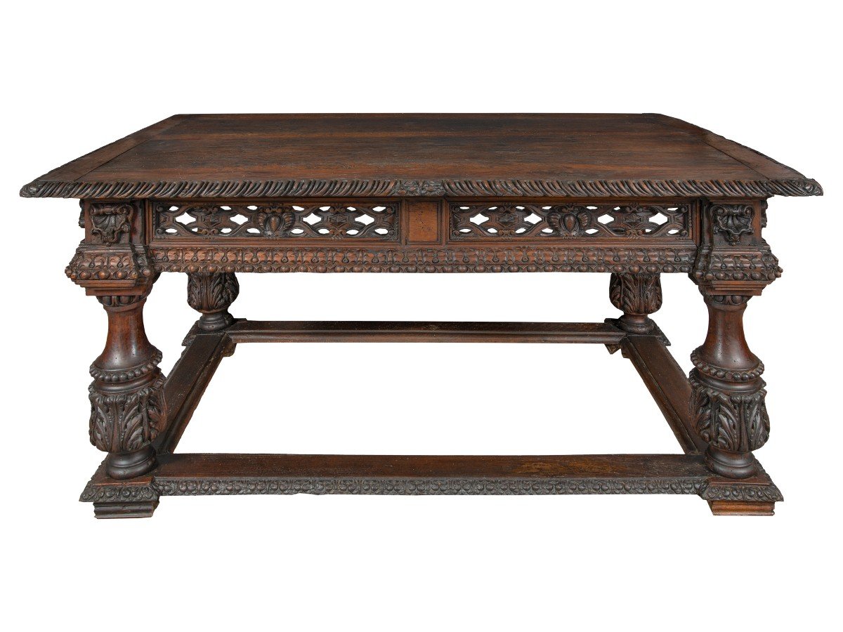 Grande tavolo scrittorio in legno intagliato. Europa centrale, fine XVI - inizi XVII sec.