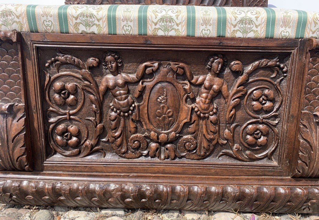 Panchetta in legno intagliato e scolpito. Italia, XVII secolo.-photo-1