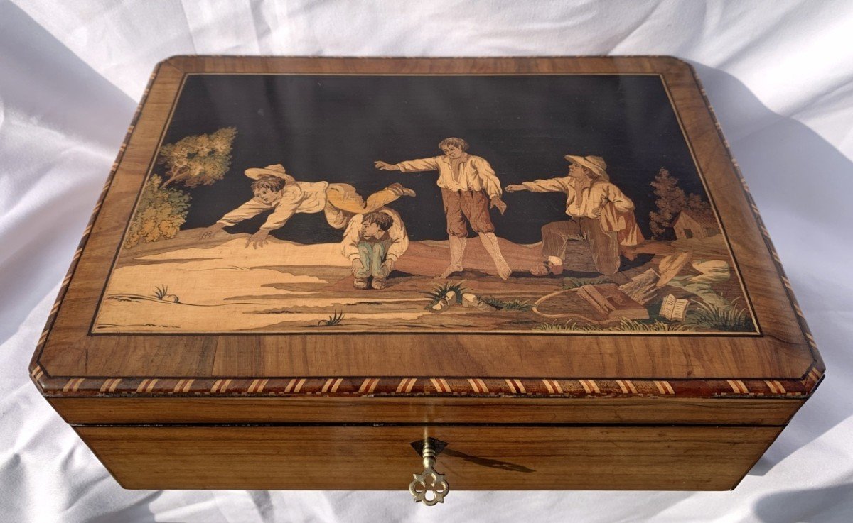 Scatola in legno intarsiato e pirografato. Sorrento, XIX secolo.-photo-3