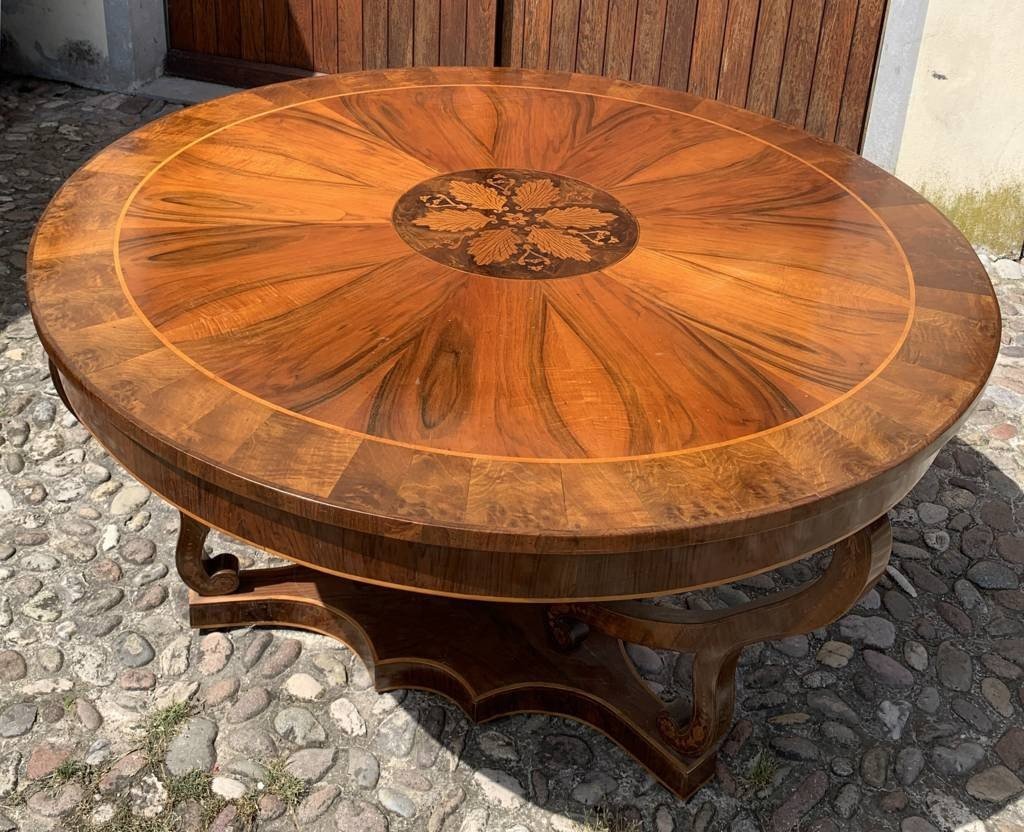 Tavolo tondo da pranzo lastronato ed intarsiato. Italia, prima metà XIX secolo.-photo-3