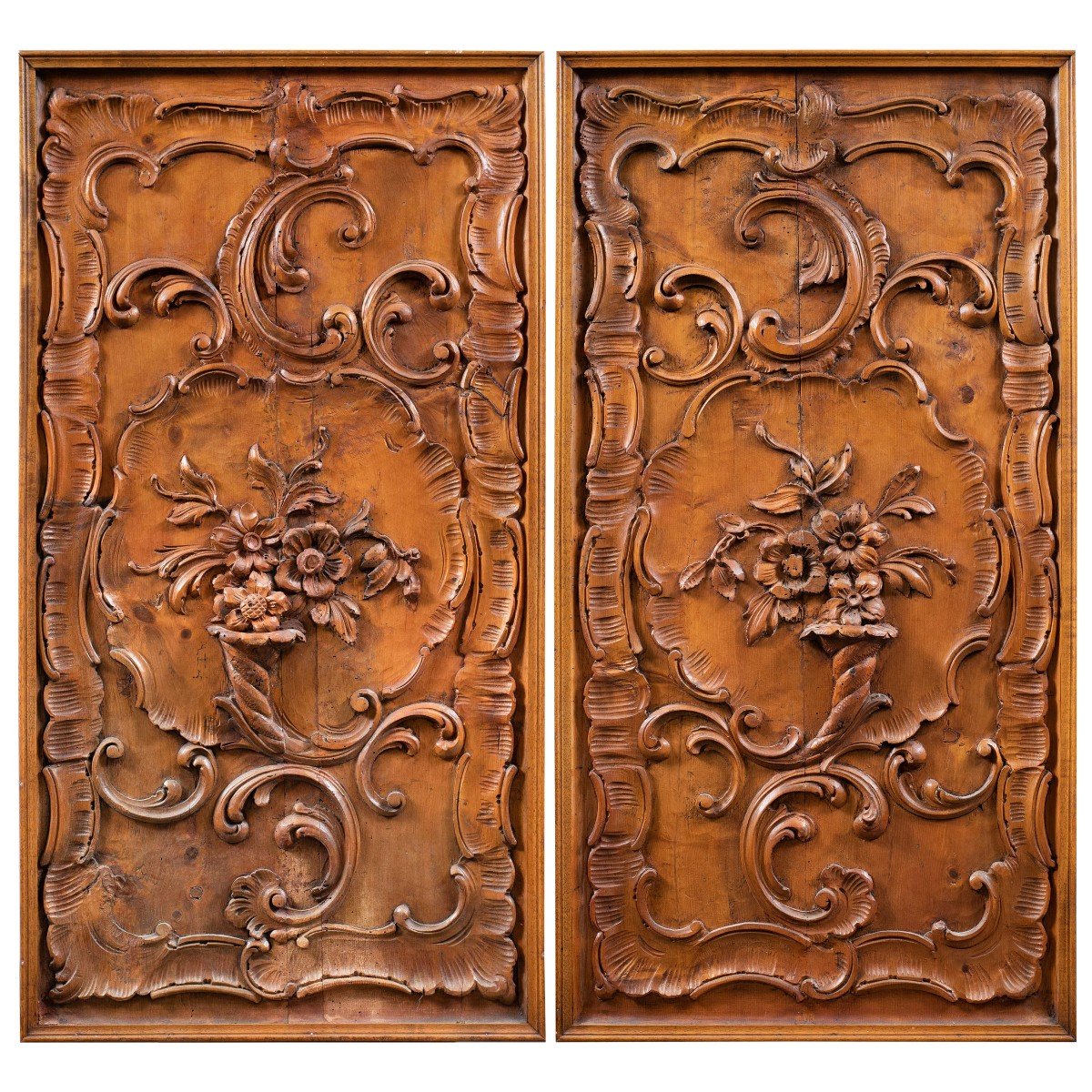 Coppia di pannelli da parete in legno intagliato. Italia, prima metà XX secolo.