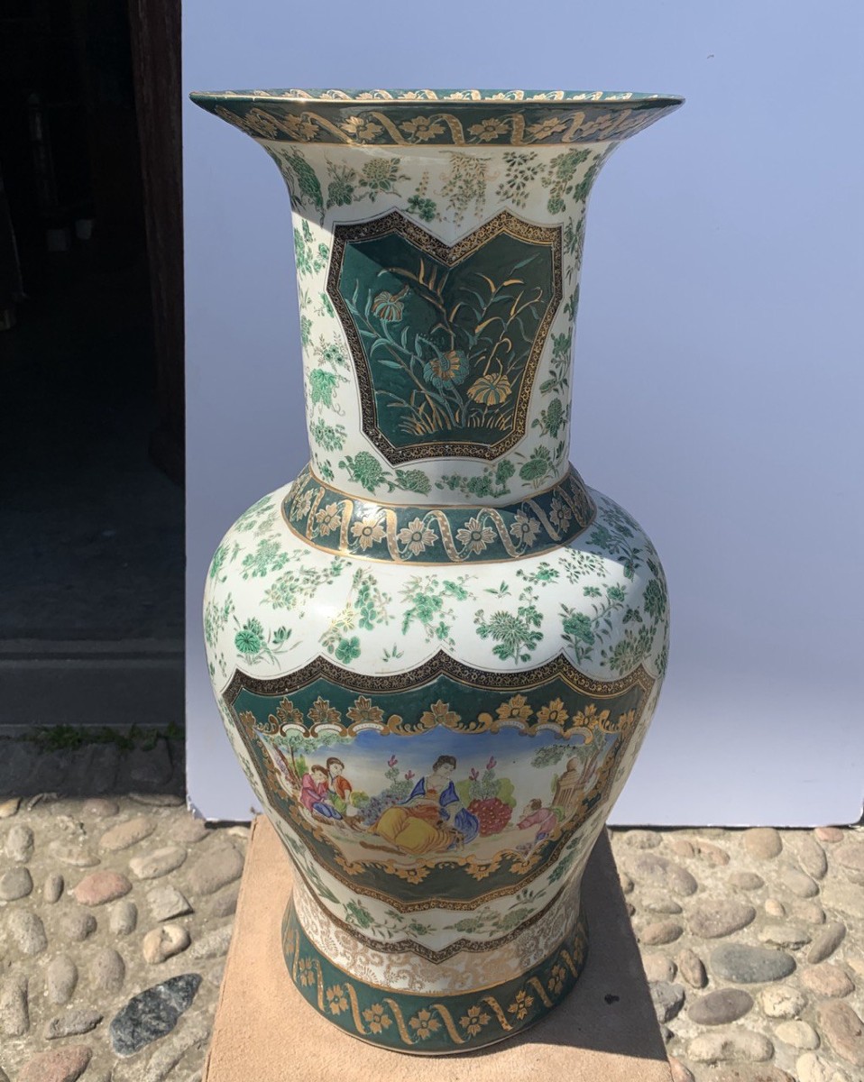 Vaso da centro in porcellana dipinta. Canton Cina, inizi XX secolo.-photo-1