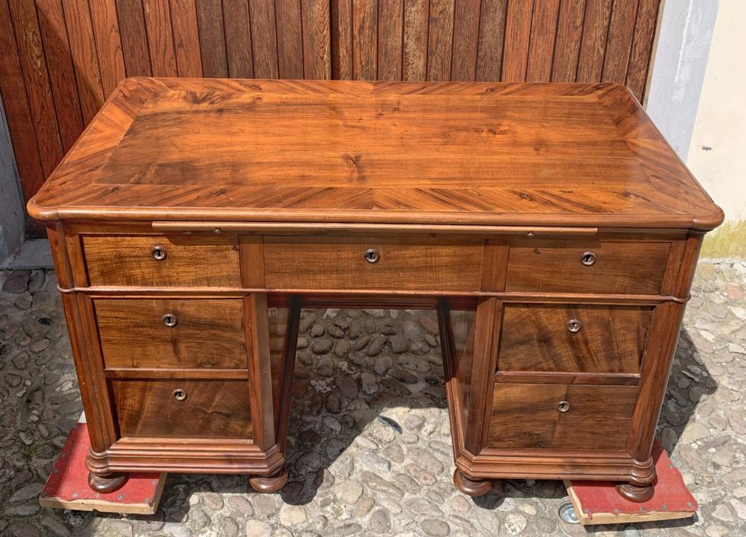 Scrivania a pancone lastronata in legno di noce. Italia, prima metà XIX secolo.-photo-3