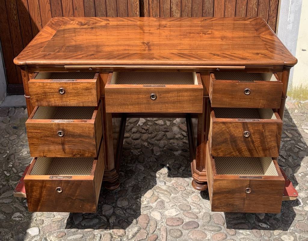 Scrivania a pancone lastronata in legno di noce. Italia, prima metà XIX secolo.-photo-1