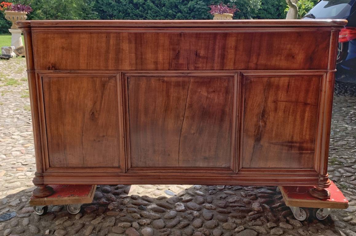 Scrivania a pancone lastronata in legno di noce. Italia, prima metà XIX secolo.-photo-2