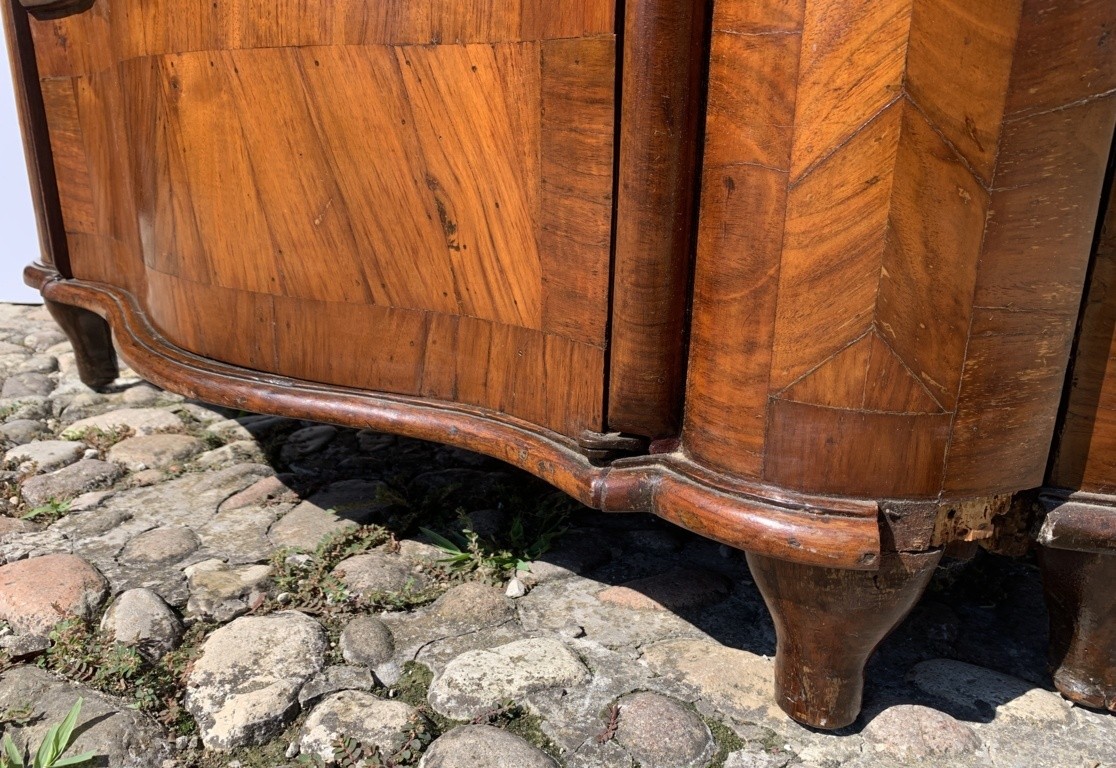 Coppia di angoliere lastronate in legno di noce. Venezia, XVIII secolo. -photo-3