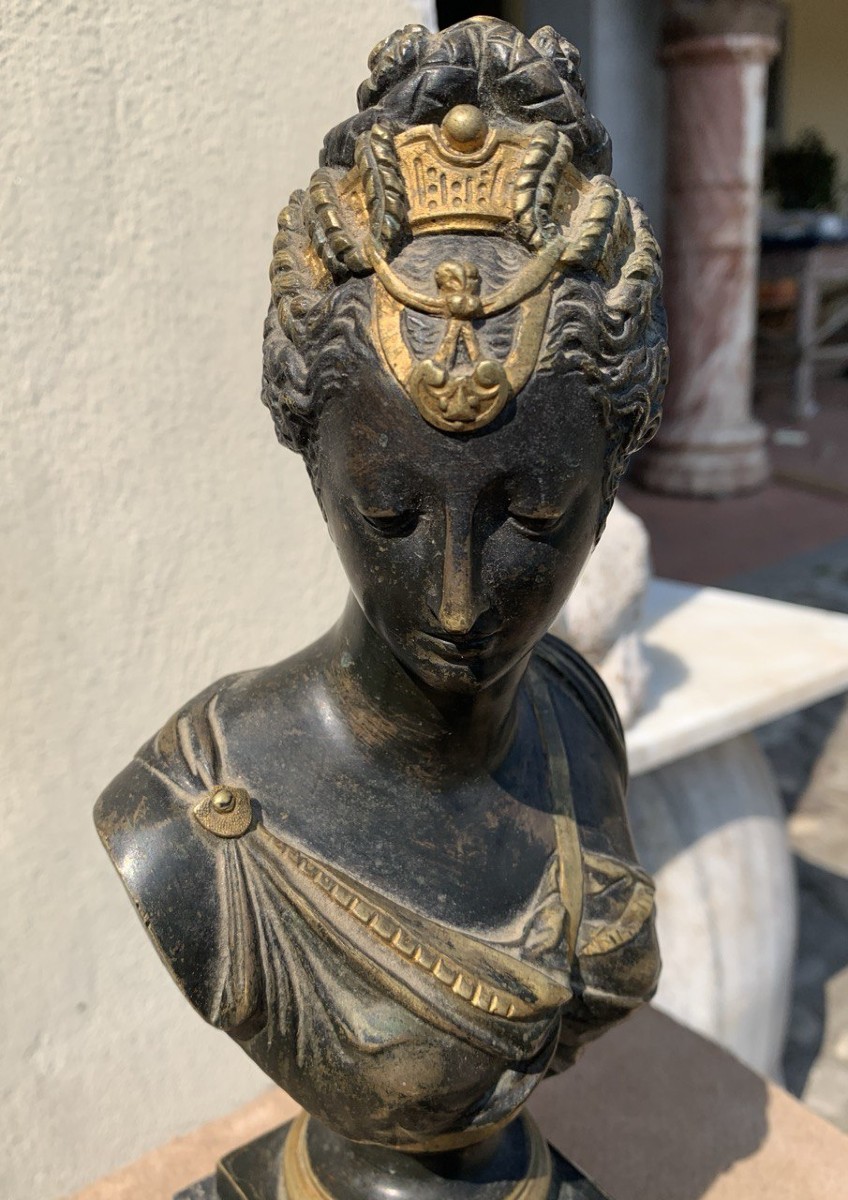 Piccolo soprammobile in bronzo - Busto di donna. Italia, inizi XIX secolo.-photo-1