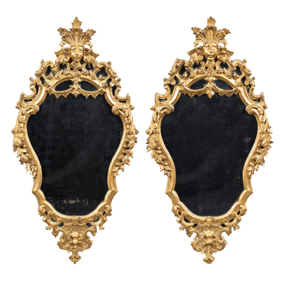 Coppia di specchiere in legno intagliato e dorato. Italia, XVIII secolo.