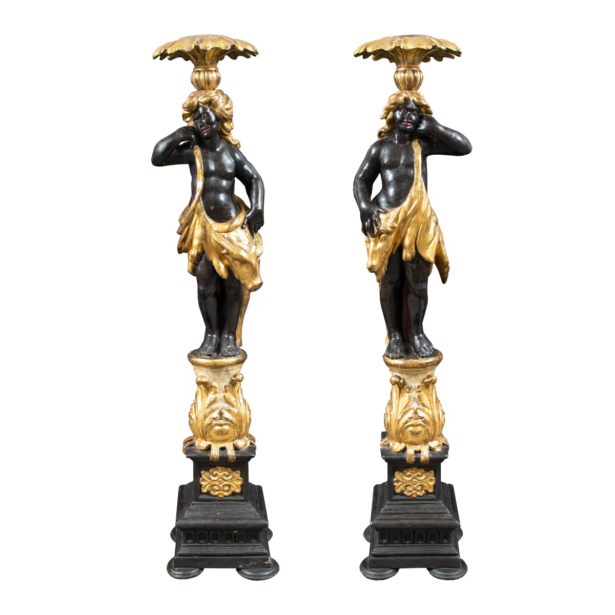 Coppia di sculture in legno intagliato, dorato e dipinto - Mori reggi vaso. Venezia, XVIII sec.