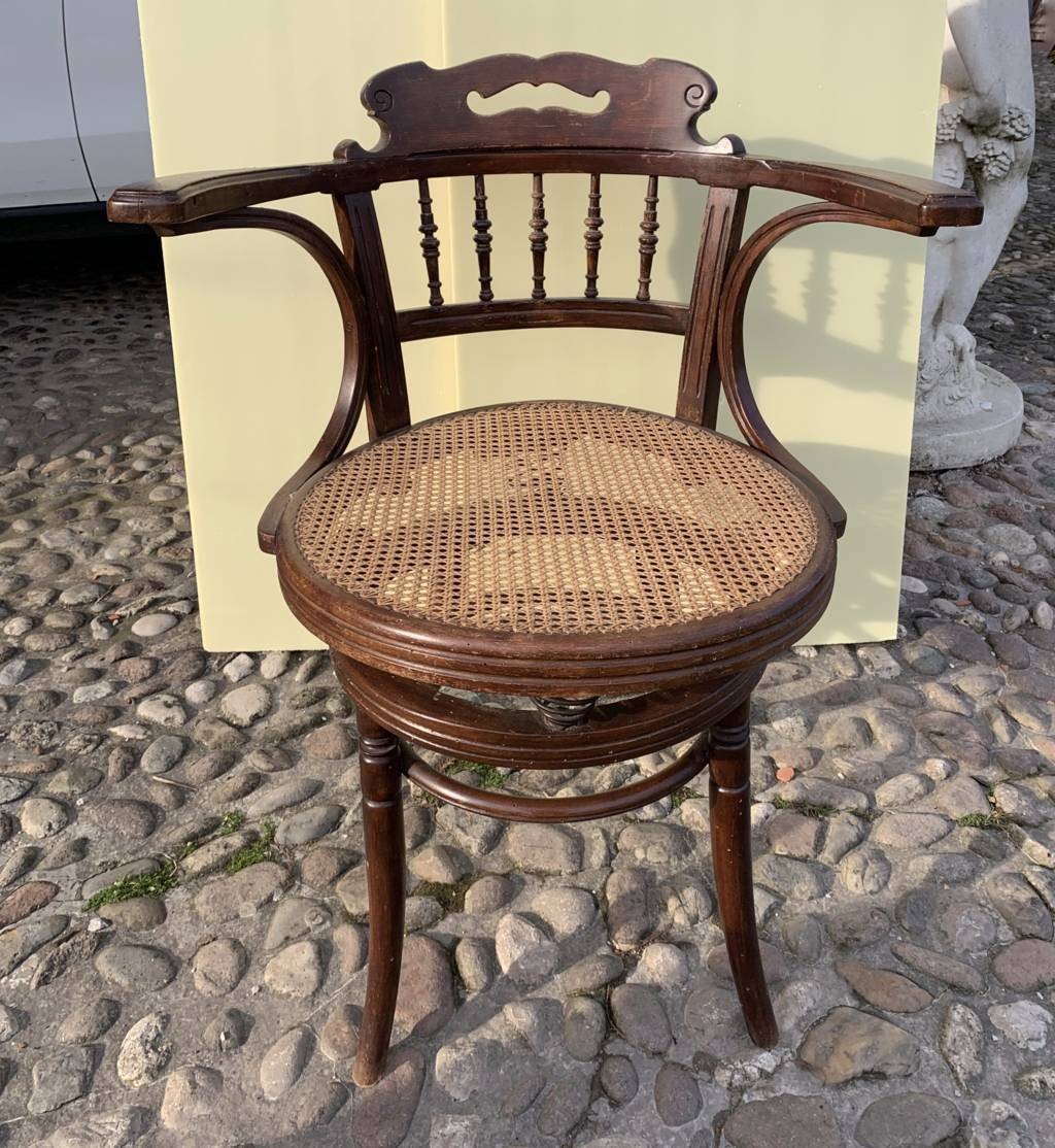 Poltroncina da ufficio in legno intagliato. Probabile manifattura Thonet - Vienna, inizi XX sec-photo-3