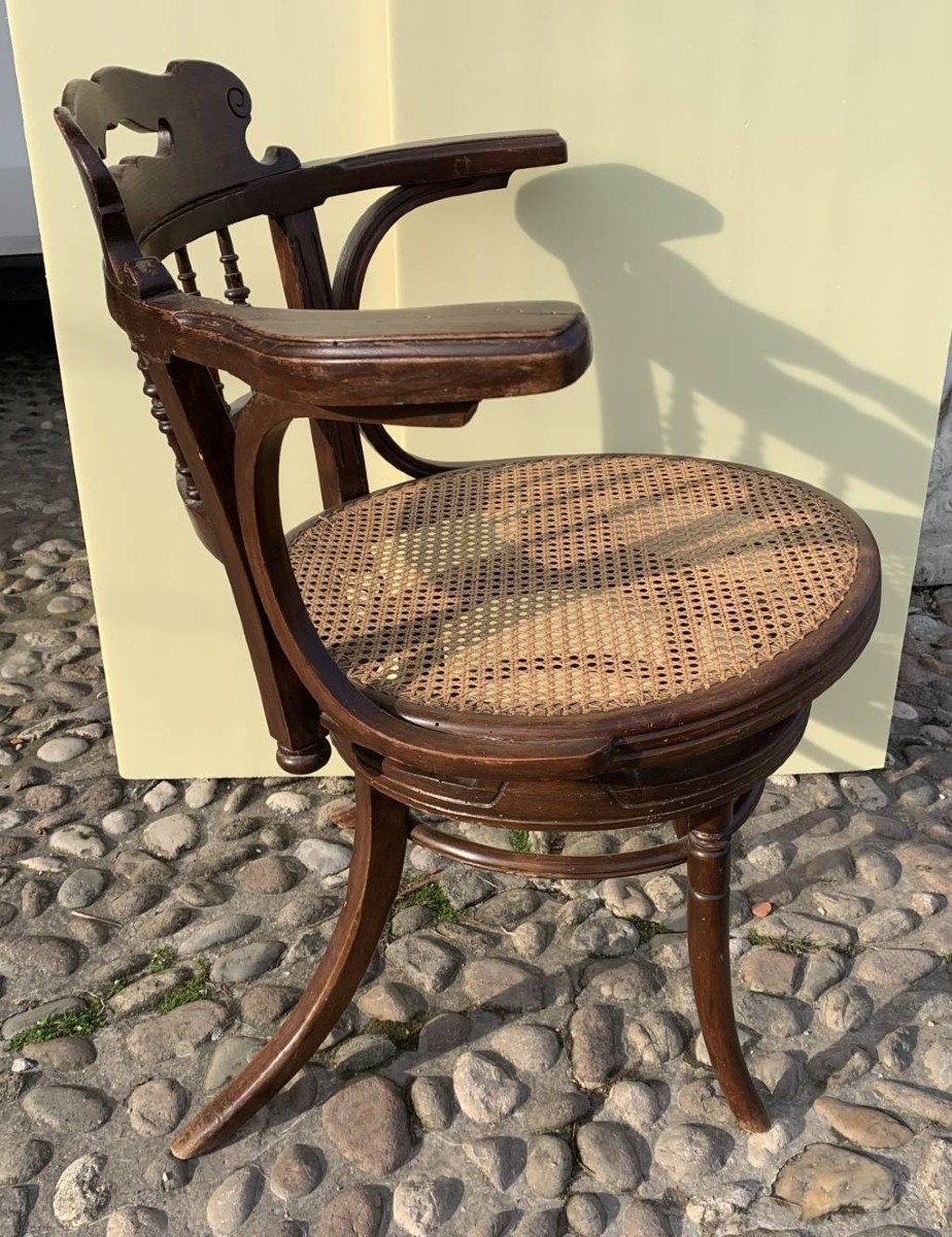 Poltroncina da ufficio in legno intagliato. Probabile manifattura Thonet - Vienna, inizi XX sec-photo-1