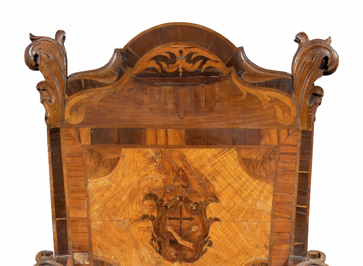 Poltrona in legno intagliato, lastronato e intarsiato. Italia, XVII-XVIII secolo.-photo-3