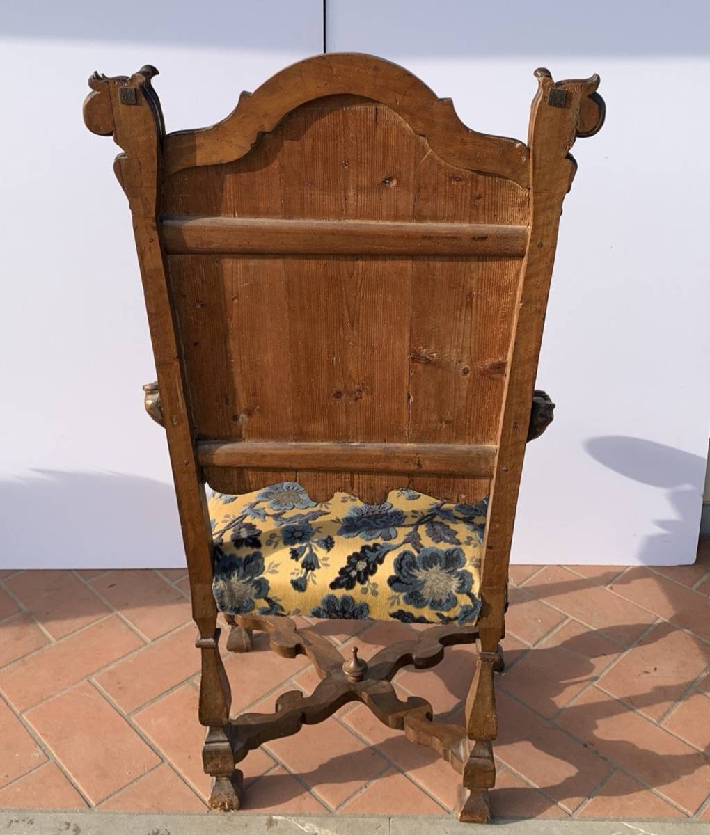 Poltrona in legno intagliato, lastronato e intarsiato. Italia, XVII-XVIII secolo.-photo-3