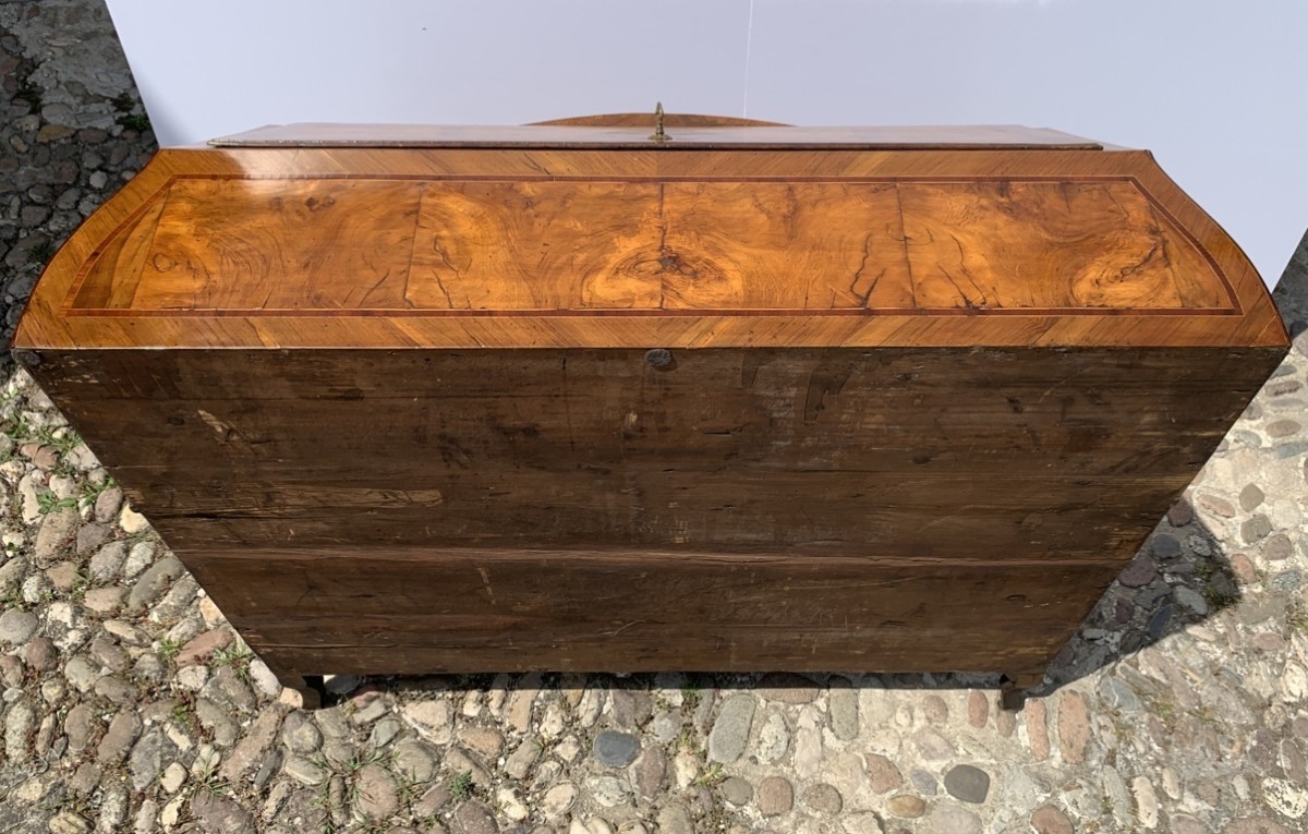 Cassettone a ribalta in legno di noce. Venezia, seconda metà XVIII secolo.-photo-2