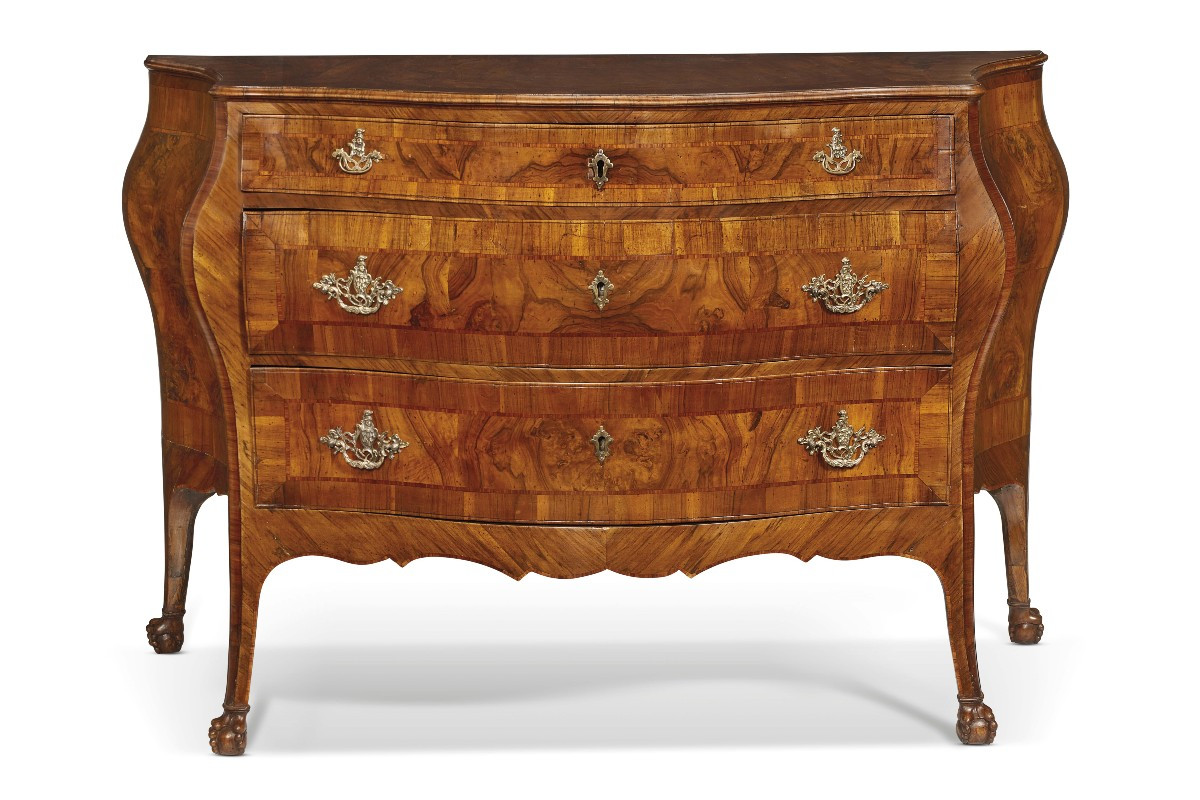 Cassettone bombato lastronato in noce e radica di noce. Veneto, XVIII sec.