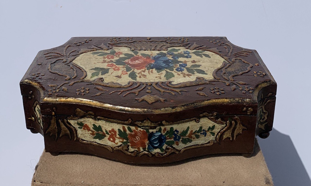 Scatola portagioie in legno intagliato, laccato e dipinto. Venezia, XVIII-XIX secolo.-photo-1