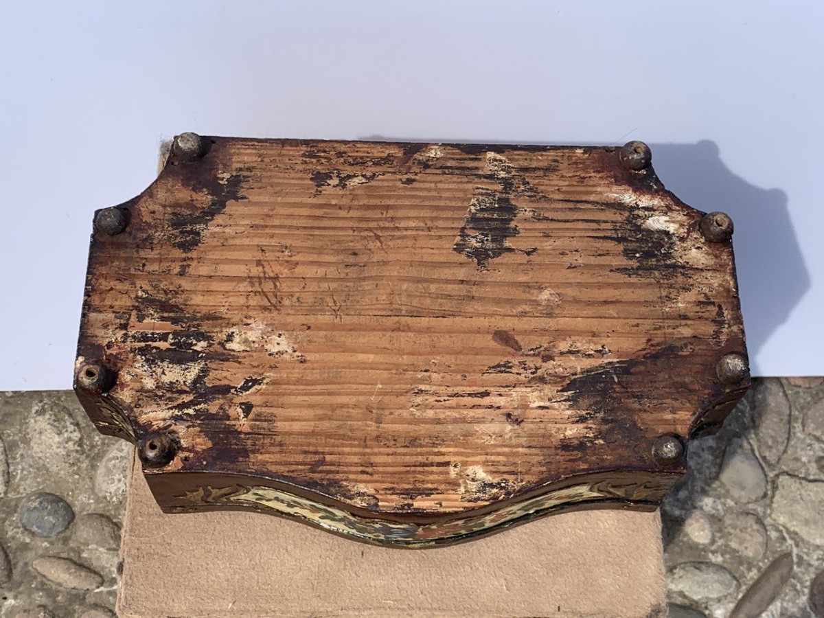 Scatola portagioie in legno intagliato, laccato e dipinto. Venezia, XVIII-XIX secolo.-photo-3