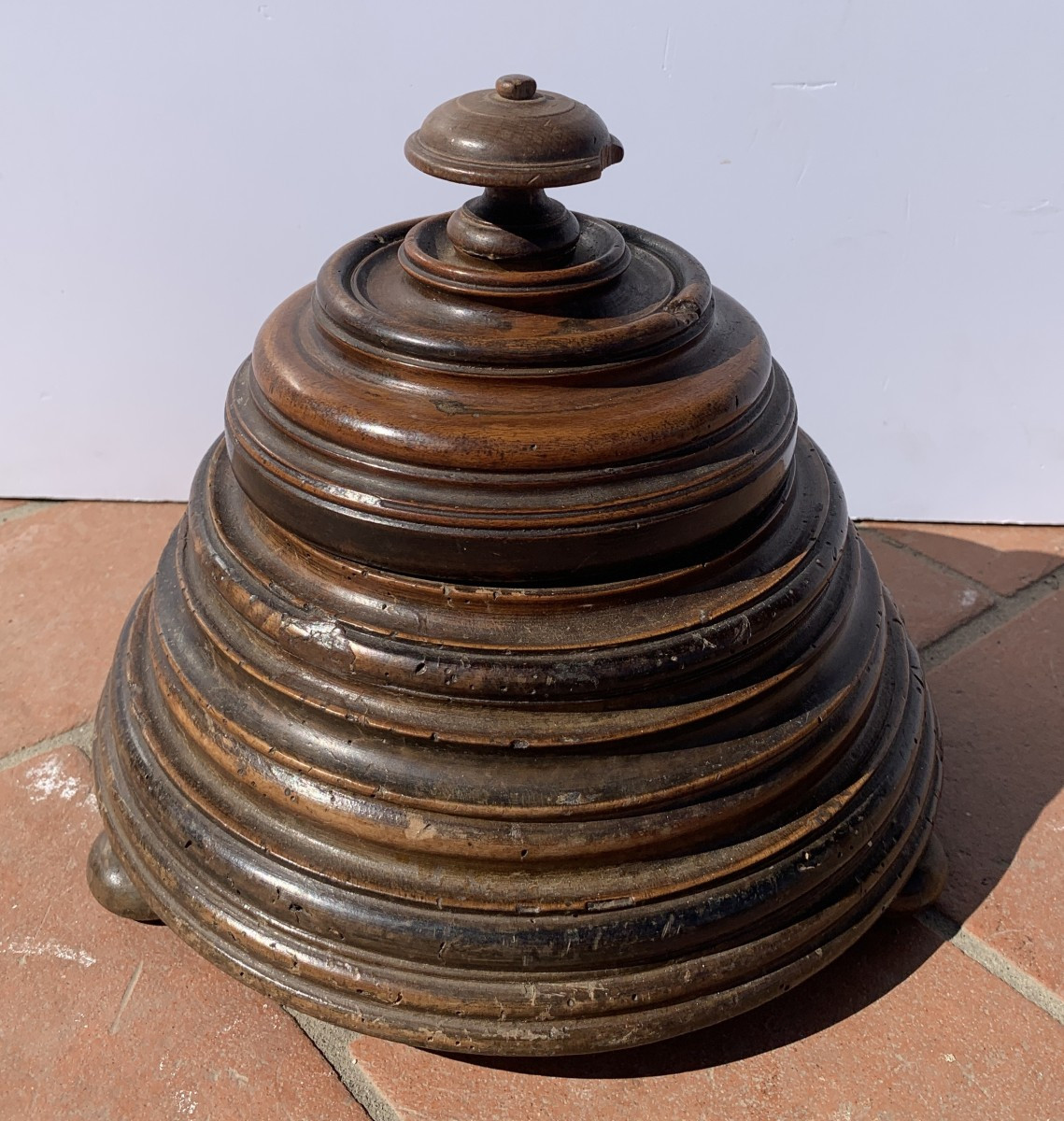 Scatola in legno finemente tornito. Compagnia delle Indie, XVII secolo.-photo-3