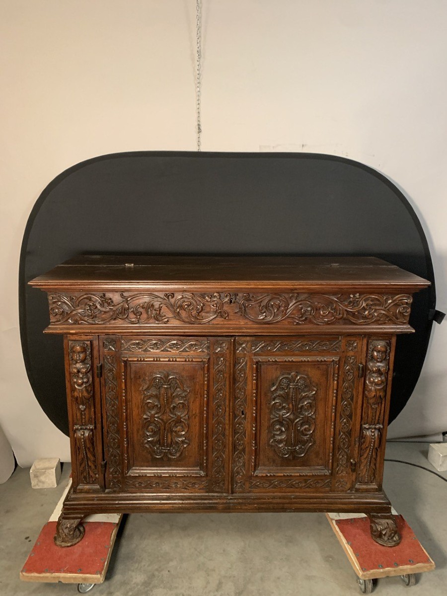 Credenza in legno intagliato. Italia, XVII secolo.-photo-1