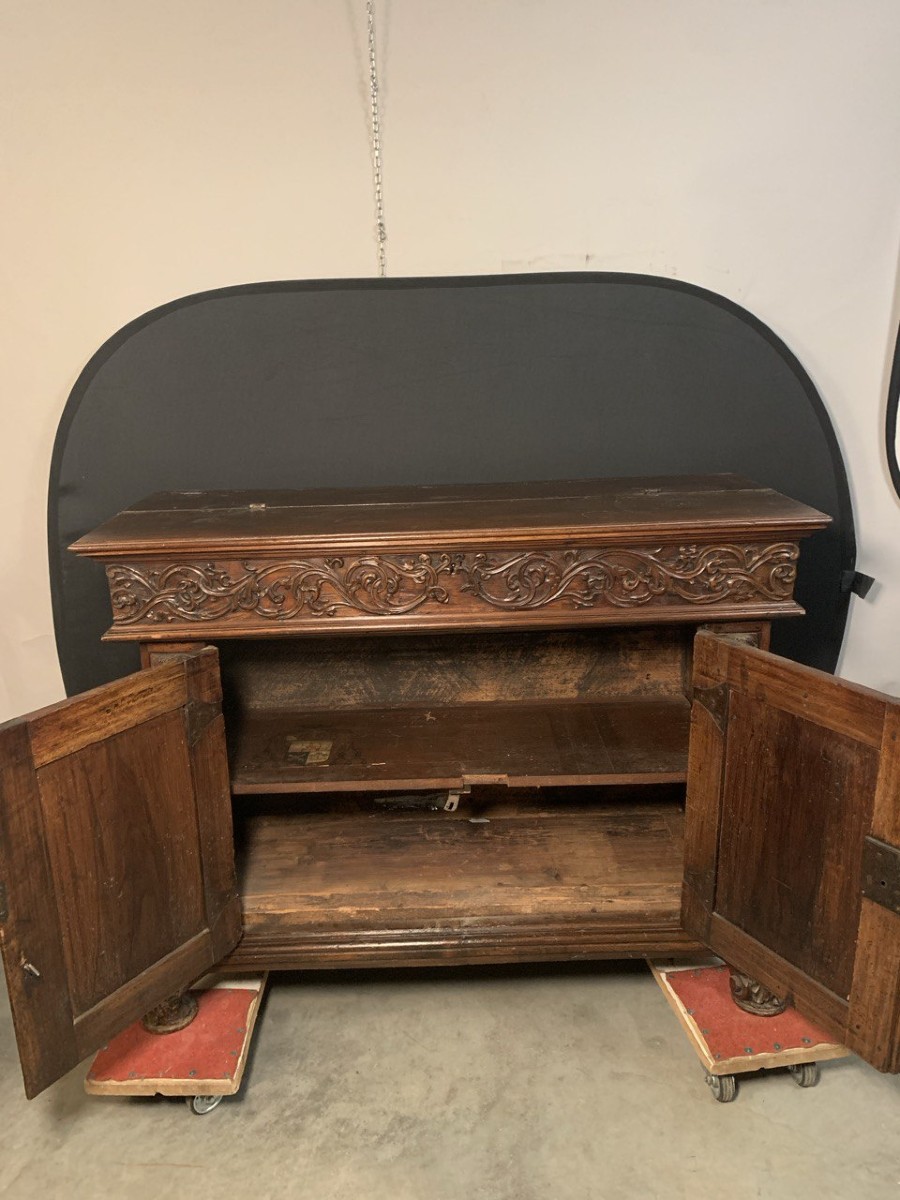 Credenza in legno intagliato. Italia, XVII secolo.-photo-2
