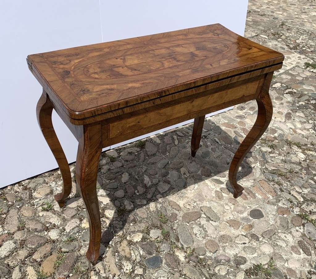 Tavolino da gioco lastronato in legno di ulivo. Toscana, XVIII secolo.-photo-4