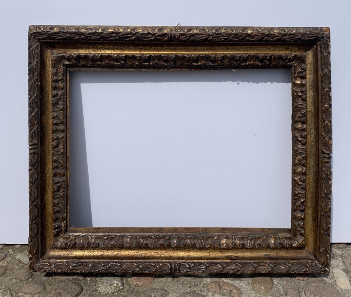 Cornice in legno intagliato e dorato a mecca. Roma, fine XVII secolo.-photo-1