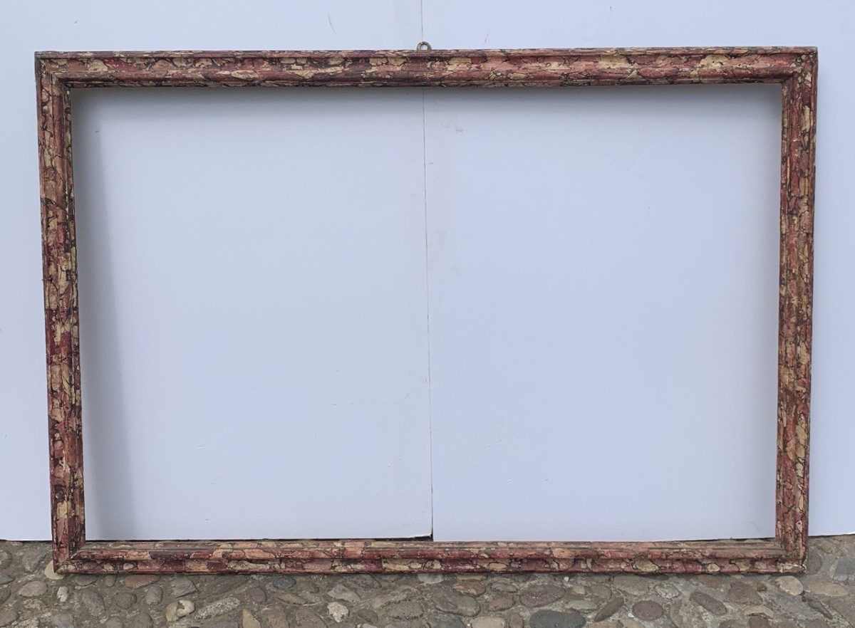 Cornice in legno intagliato, laccato e dipinto a finto marmo. Italia, XVIII secolo.-photo-1