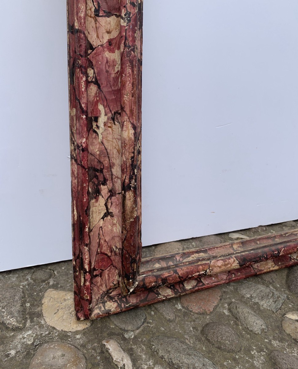 Cornice in legno intagliato, laccato e dipinto a finto marmo. Italia, XVIII secolo.-photo-2