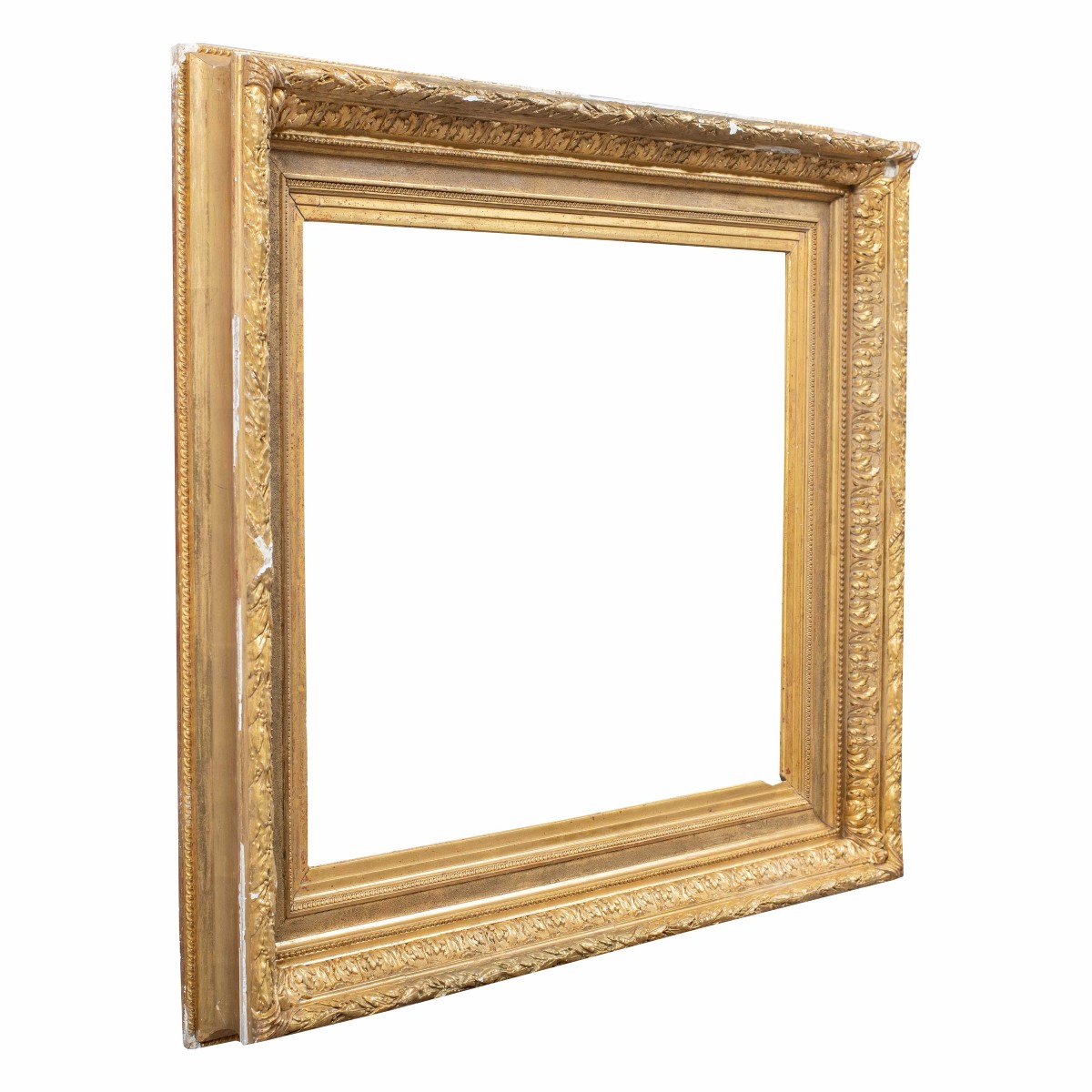 Cornice in legno intagliato e dorato con rilievi in pastiglia. Italia, fine XIX secolo.